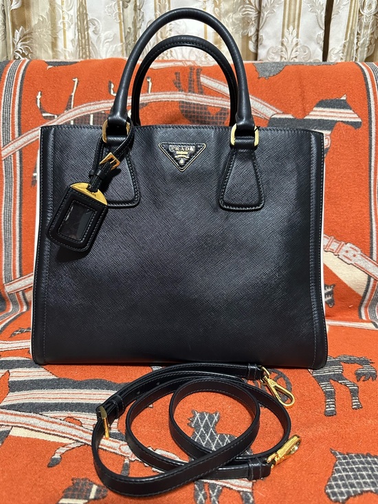 Prada Handbags - PRADA ❤️🌟BLACK SAFFIANO LUX LEATHER TOTE W/ WHITE SIDE PANELS ⭐️
